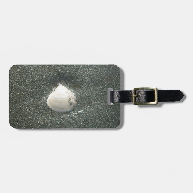 Seashell im Sand: Ein salziges Souvenir Gepäckanhänger (Vorderseite horizontal)