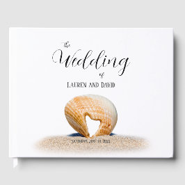 Seashell mit einem Herz auf Sand am Strand, Gästebuch