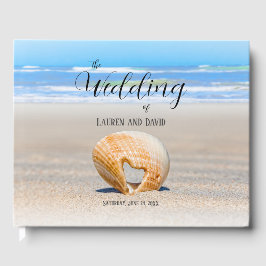 Seashell mit einem Herz auf Sand am Strand, Gästebuch