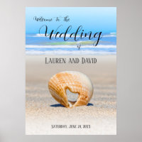 Seashell mit einem Herz auf Sand am Strand,