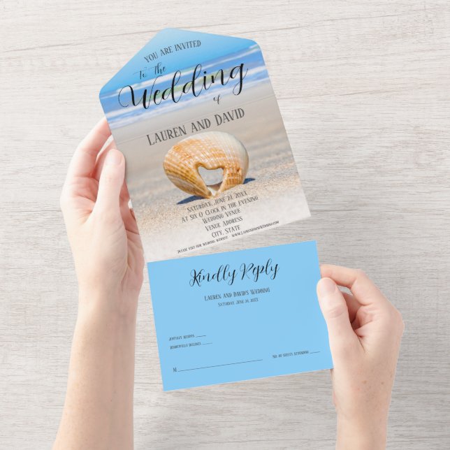 Seashell mit einem Herz auf Sand, Strand, All In One Einladung (Abreißen)