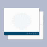 Seashell mit Navy Blue Band Family Stationierung Mitteilungskarte<br><div class="desc">Dieses Design verfügt über eine verblasste Muschel im Hintergrund mit einem Band unten für Ihren Namen/Text. Klicken Sie auf die Schaltfläche Anpassen, wenn Sie die Designelemente anpassen und/oder den Text weiter verändern möchten! Variationen dieses Designs, zusätzliche Farben sowie koordinierende Produkte sind in unserem Shop, zazzle.com/store/doodlelulu verfügbar. Kontaktieren Sie uns, wenn...</div>