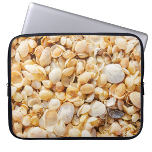Seashell strukturierte Sommer Strand Hintergrund. Laptopschutzhülle