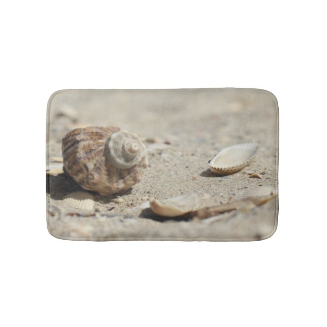 Seashells auf Sand durch das Meer Badematte (Vorderseite)
