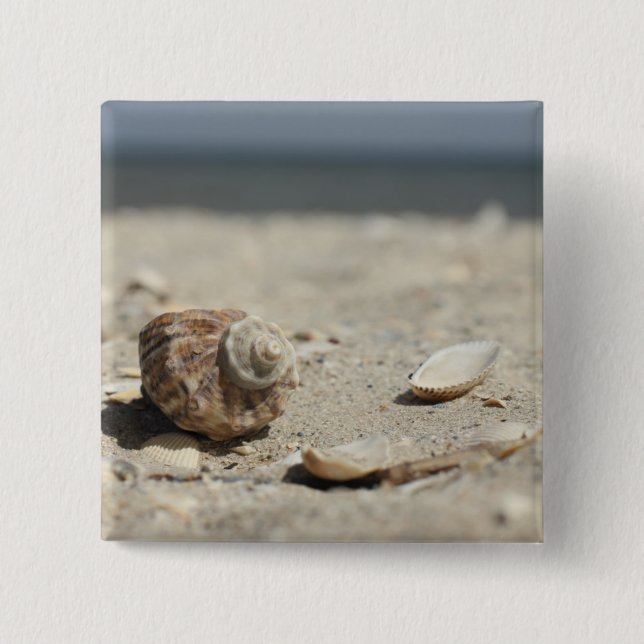 Seashells auf Sand durch das Meer Button (Vorderseite)