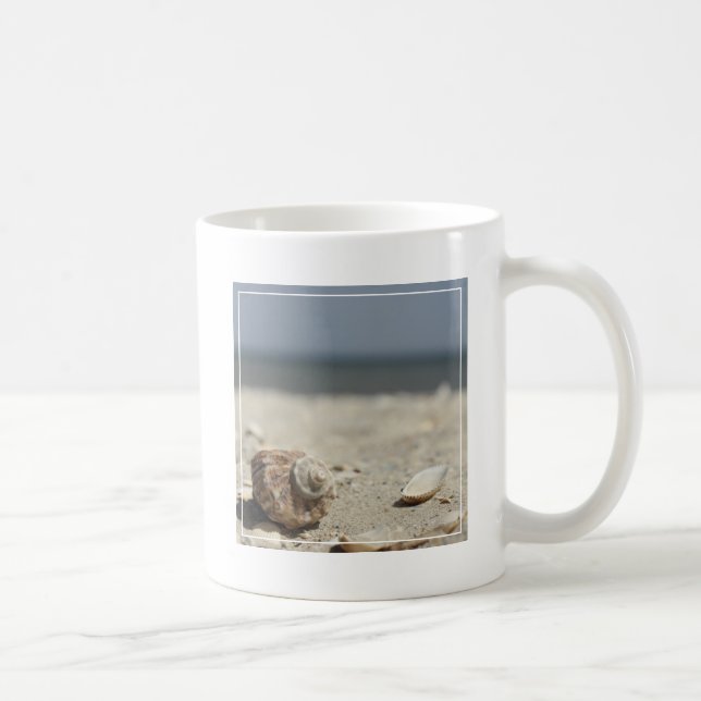 Seashells auf Sand durch das Meer Kaffeetasse (Rechts)