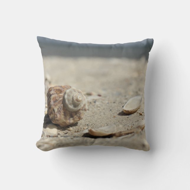 Seashells auf Sand durch das Meer Kissen (Vorderseite)