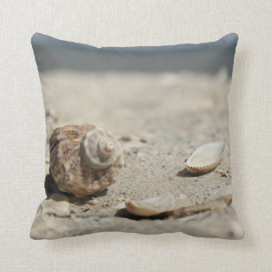Seashells auf Sand durch das Meer Kissen