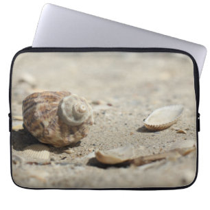 Seashells auf Sand durch das Meer Laptopschutzhülle