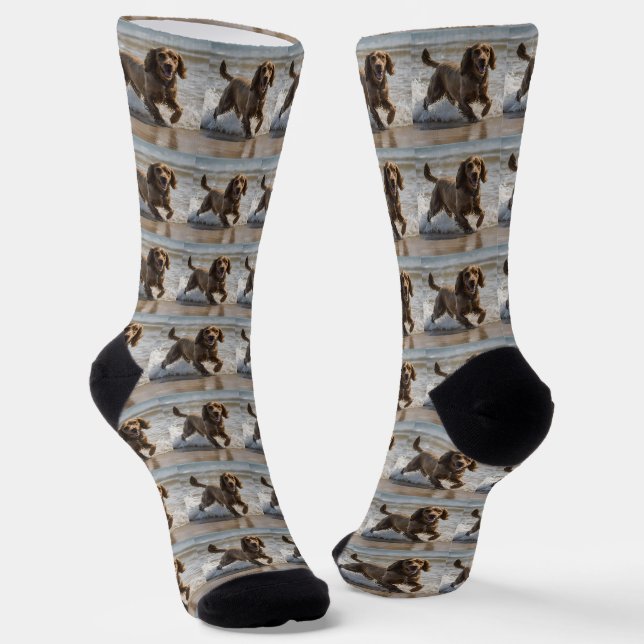 "Seaside Fun: Cocker Spaniel beim Spielen im Ozean Socken (Gewinkelt)