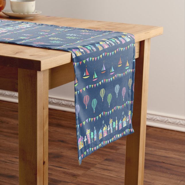 Seaside Town Sail Boats and Bunting Pattern Blue Kurzer Tischläufer (Beispiel)
