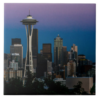 Seattle-Architektur unter dem lila Himmel Fliese