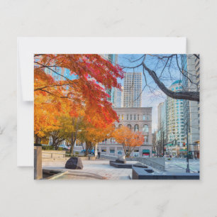 Seattle Cityscape und Roter Ahornbaum im Herbst Postkarte