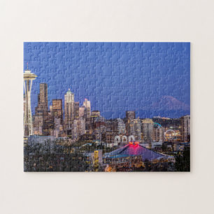 Seattle, Downtown und Mt. Rainier in der Dämmerung