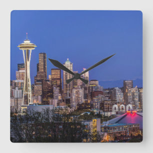Seattle, Downtown und Mt. Rainier in der Dämmerung Quadratische Wanduhr