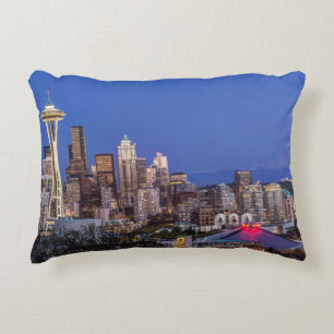 Seattle, Downtown und Mt. Rainier in der Dämmerung Zierkissen