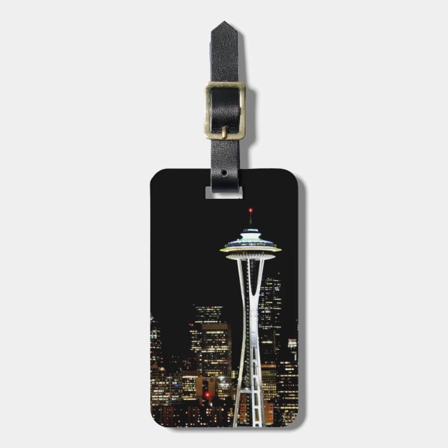 Seattle Skyline in der Nacht, mit Space Needle. Gepäckanhänger (Vorderseite vertikal)