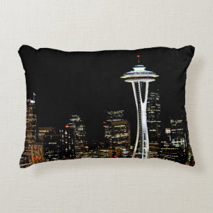 Seattle-Skyline nachts, mit Raum-Nadel Dekokissen