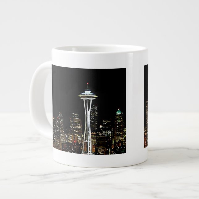 Seattle-Skyline nachts, mit Raum-Nadel Jumbo-Tasse (Vorderseite Links)