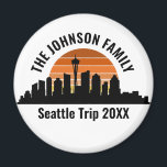 Seattle Skyline Sunset Custom Family Vacation Magnet<br><div class="desc">Coole kundenspezifische Seattle-Ausflugsmagnete mit der City-Skyline bei Sonnenuntergang. Eine Silhouette der städtischen Gebäude in Washington,  inklusive der Raumkanüle über Ihrem personalisierten Text für Ihren Familienurlaub.</div>