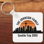 Seattle Skyline Sunset Custom Family Vacation Schlüsselanhänger<br><div class="desc">Cooler individueller Seattle trip Schlüsselanhänger mit der City Skyline bei Sonnenuntergang. Eine Silhouette der städtischen Gebäude in Washington,  inklusive der Raumkanüle über Ihrem personalisierten Text für Ihren Familienurlaub.</div>