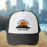Seattle Skyline Sunset Custom Family Vacation Truckerkappe<br><div class="desc">Coole individuelle Seattle Trip Hüte mit der City Skyline bei Sonnenuntergang. Eine Silhouette der städtischen Gebäude in Washington,  inklusive der Raumkanüle über Ihrem personalisierten Text für Ihren Familienurlaub.</div>