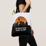 Seattle Skyline Sunset Trip Halten Sie Personalisi Tasche<br><div class="desc">Cooler individueller Seattle-Trip zu einem Souvenirbeutel mit der Skyline der Stadt bei Sonnenuntergang. Eine Silhouette der städtischen Gebäude in Washington,  inklusive der Raumkanüle über Ihrem personalisierten Text für Ihren Familienurlaub.</div>