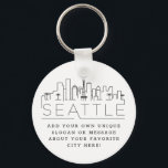 Seattle Stylized Skyline | Benutzerdefinierter Slo Schlüsselanhänger<br><div class="desc">Eine einzigartige Schlüsselkette,  die die schöne Stadt Seattle repräsentiert. Dieser Schlüsselanhänger zeigt die einzigartige Skyline der Stadt mit ihrem Namen darunter. Unter dem Namen der Stadt finden Sie einen Platz für Ihren einzigartigen Slogan oder Ihre Aussage über Ihre Lieblingsstadt.</div>