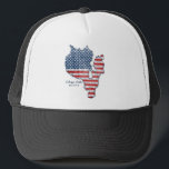 Sebago See-Maine-Hut Truckerkappe<br><div class="desc">Zeigen Sie Ihren Sebago See,  Maine und USA-Stolz mit diesem Hut,  der mit Flaggegraphiken geschmückt wird.  Rotes,  weißes und blaues US Flagge füllt die Kontur einer Sebago See-Karte.  Ein großer Hut für Ihren 4. von Juli-Feier oder von täglichem Lager- oder Seleben.</div>