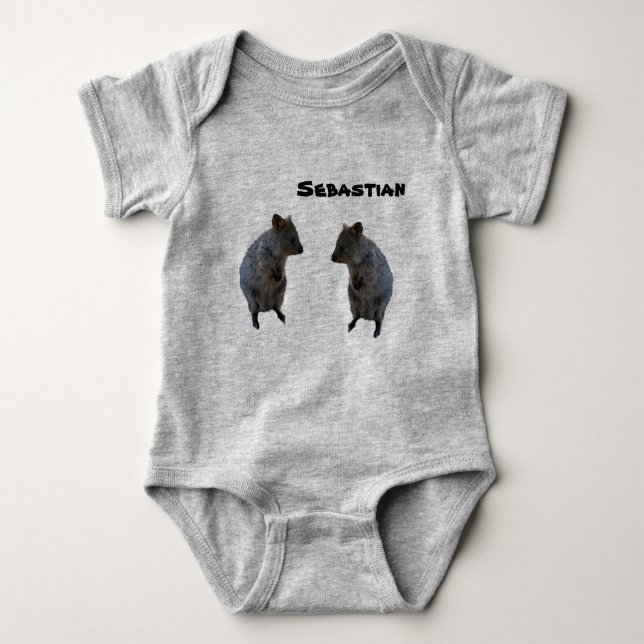Sebastian Name mit 2 Aussie Quokka, Baby Bodysuit Strampler (Vorderseite)