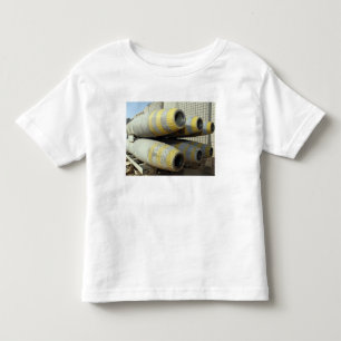 Sechs Bomben GBU-12 sitzen in einem Gestell Kleinkind T-shirt