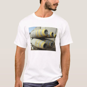 Sechs Bomben GBU-12 sitzen in einem Gestell T-Shirt