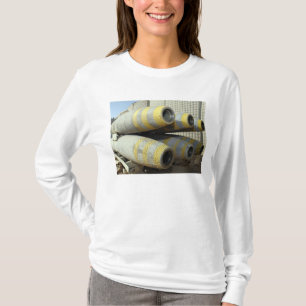 Sechs Bomben GBU-12 sitzen in einem Gestell T-Shirt