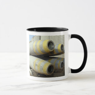 Sechs Bomben GBU-12 sitzen in einem Gestell Tasse