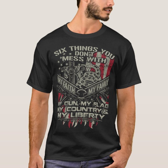 Sechs Dinge, die Sie nicht mit meiner Familie verm T-Shirt (Vorderseite)