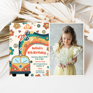 Sechs ist ein Vibe Groovy Retro Floral 6. Geburtst Einladung