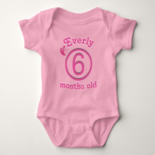 Sechs Monate Personalisiert Pink Moon Baby Girl Baby Strampler (Vorderseite)