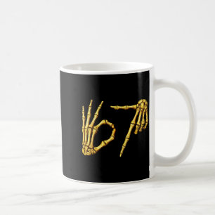 Sechs Sieben 6 7 Meme Lustiges Skelett Hände Zeich Kaffeetasse