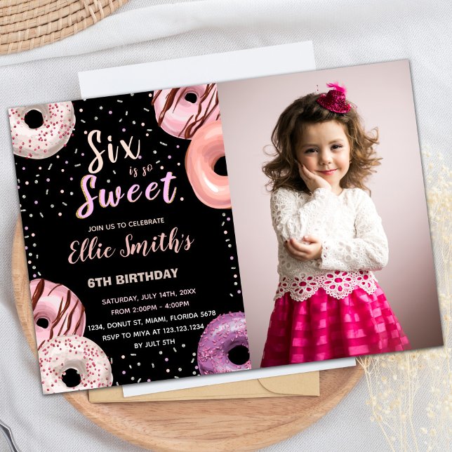 Sechs Sweet Black Pink Foto Donut Birthday Einladung (Six Sweet Black Pink Photo Donut Birthday Invitation)