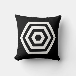 Sechseckige geometrische Form auf schwarz Kissen