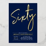 sechzig | Modern Gold Navy 60. Geburtstagsparty Folieneinladung<br><div class="desc">Feiern Sie Ihren besonderen Tag mit dieser stilvollen 60. Geburtstagsfoto-Einladung. Dieses Design hat einen schicken Goldfolientext "Sixty" auf einem marineblau-blauen Hintergrund. Sie können die Briefmarke der reellen Folie wählen (Gold,  Silber,  Rose Gold). Weitere Designs und Party-Zubehör sind in meinem Shop BaraBomDesign erhältlich.</div>