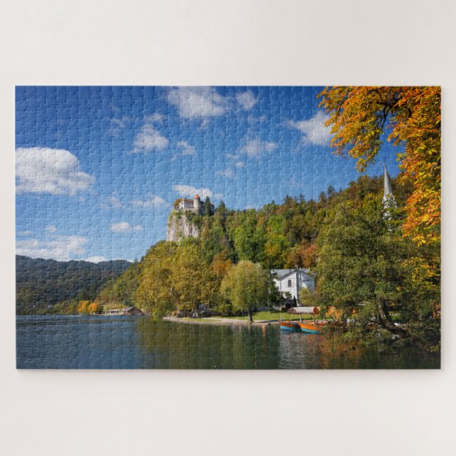 See blutete mit Bäumen in den Herbstfarben in (Horizontal)