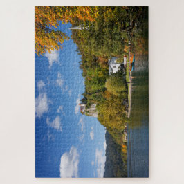 See blutete mit Bäumen in den Herbstfarben in