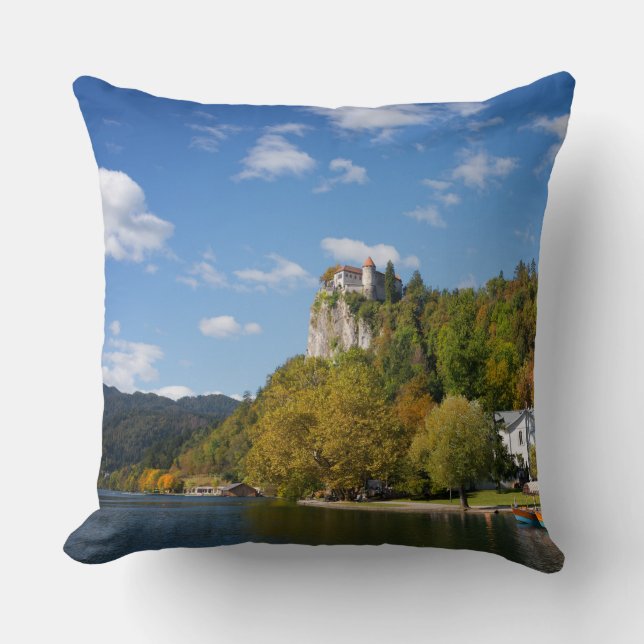 See blutete mit Bäumen in den Herbstfarben in Kissen (Vorderseite)