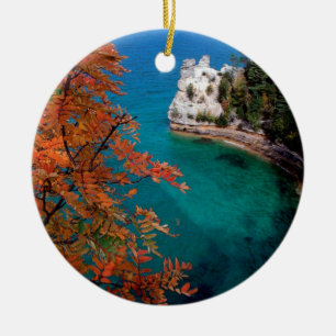 See dargestellte Felsen stützen überlegenes Keramikornament