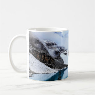See in der Nähe eines schneebedeckten Berges währe Kaffeetasse