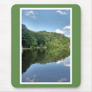 See mit Himmel und Bäume, die im Foto 2 Mousepad