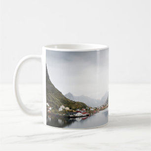 SEE UMGEBEN VON HAUSE UND BERGEN KAFFEETASSE