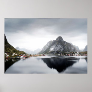 SEE UMGEBEN VON HAUSE UND BERGEN POSTER