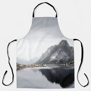 SEE UMGEBEN VON HAUSE UND BERGEN SCHÜRZE